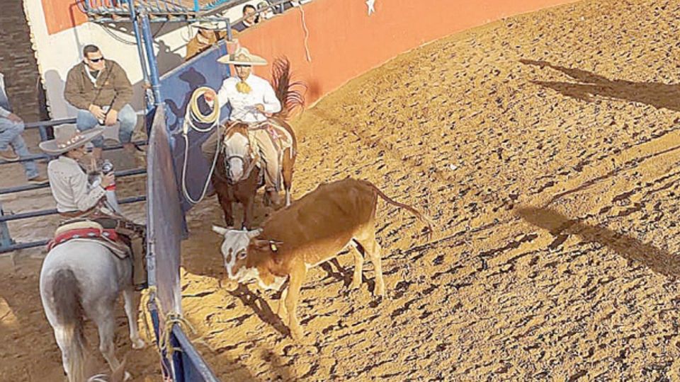 Una de las prácticas que suele destacar entre el repertorio de la charrería es “el paso de la muerte”, pues tiene cierto grado de dificultad al cambiar de un caballo a otro