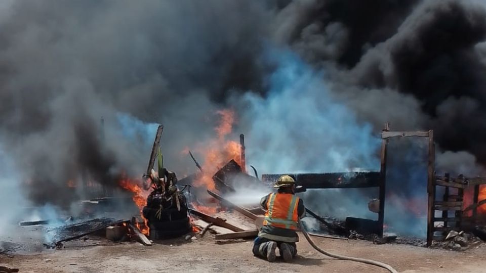 Dos adultos mayores se de milagro, todo su patrimonio quedó 'reducido a cenizas' este triste hecho tuvo lugar esta tarde en la colonia Insurgentes.