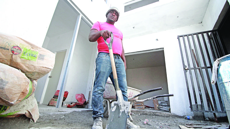 El contratista de la obra en la que ambos trabajan destacó que los haitianos están realizando un buen trabajo, que había sido rechazado incluso por neolaredenses, pues es difícil conseguir a ayudantes hoy en día