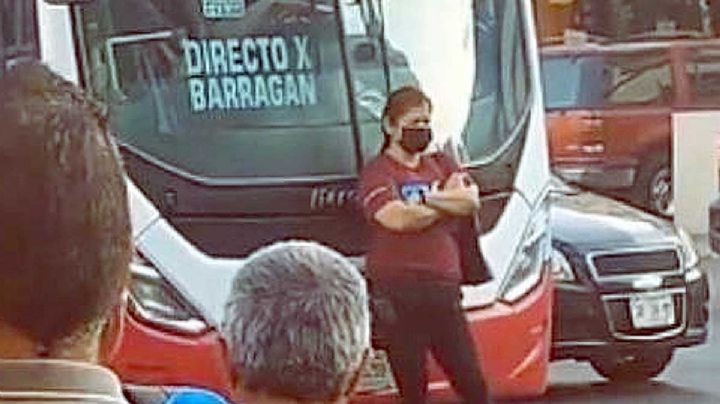 Mal servicio acaba con paciencia de mujer y reta a chofer a pasar encima de ella