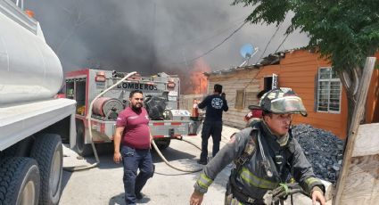 Bomberos luchan contra incendio en colonia Campestre cuando el termómetro marca casi 40 grados