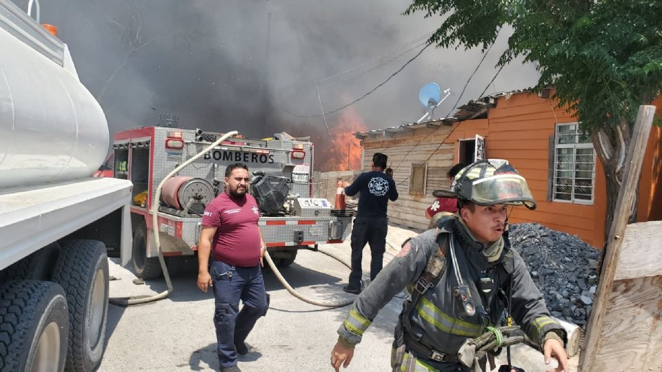 Bomberos caen rendidos en la lucha contra el incendio