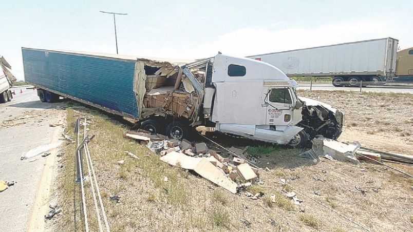 Tras el accidente, Enrique salió del camino y se proyectó hacia el camellón que divide los carriles