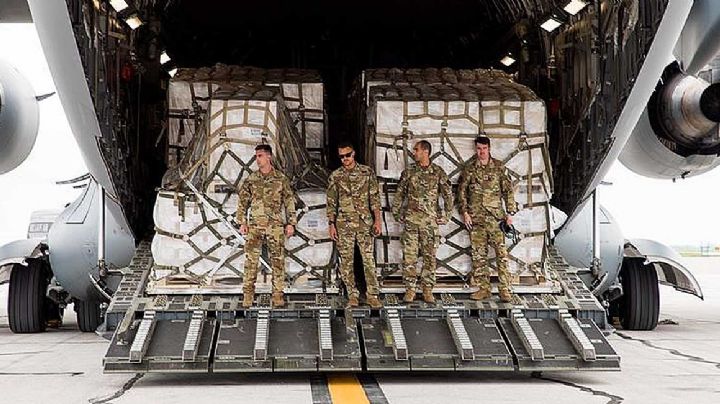 Llegan en vuelo militar 30 mil toneladas de fórmula para bebés a EU