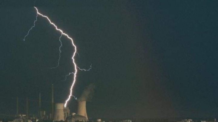 Rayo impacta en la principal termoeléctrica de Cuba dejándola fuera de funcionamiento