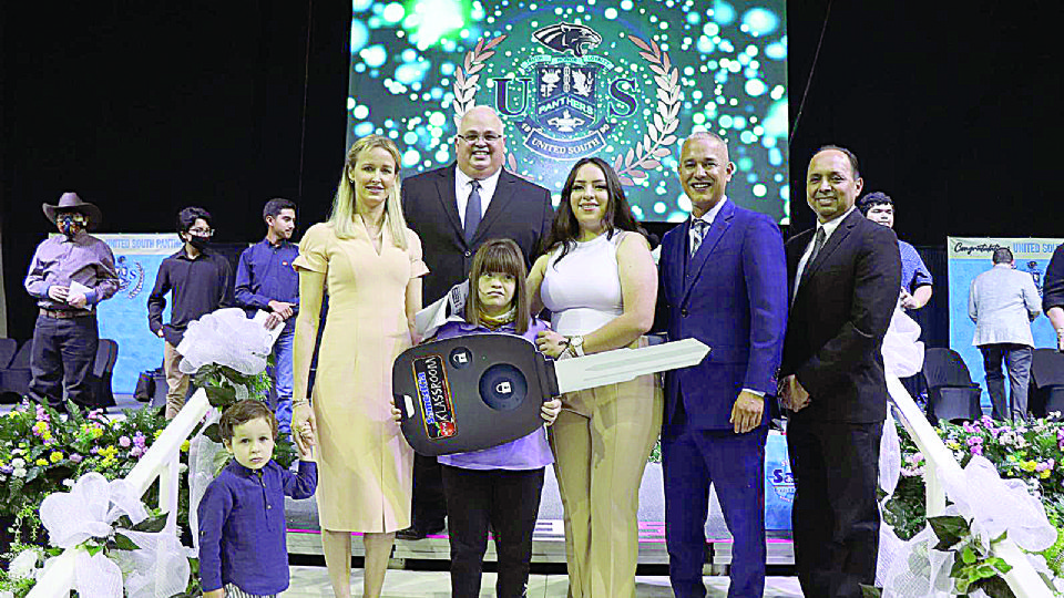 Evelyn Sames le hizo entrega de las llaves del flamante vehículo.