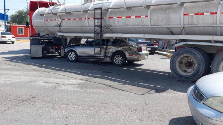 Al estilo 'rápido y furioso' mujer incrusta su Mustang abajo de una pipa