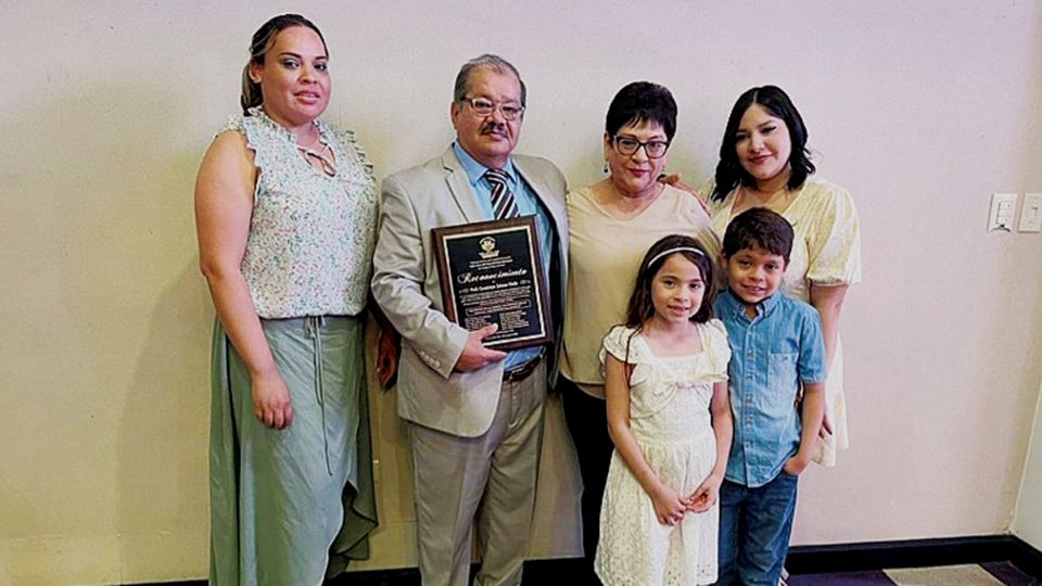 El maestro Guadalupe Salazar Ovalle agradeció el homenaje a sus compañeros