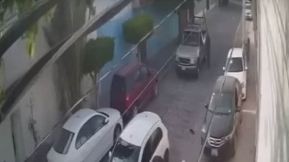 El material que fue grabado el 27 de mayo muestra al hombre corriendo con una mochila negra, pero es alcanzado enseguida por el auto