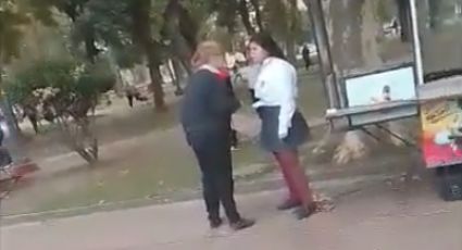 Maestra separa pelea de alumnas y las agarra a cachetadas (VIDEO)