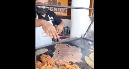 Parrillero de la CDMX asa carne y le llueven críticas (VIDEO)