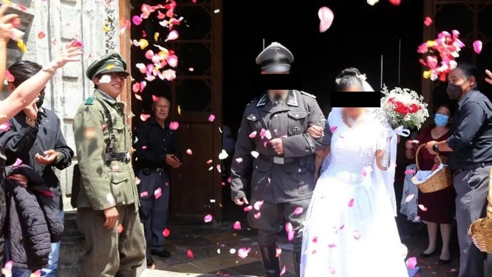 La pareja de Tlaxcala que se ha casado usando la temática de la Alemania nazi ha estado recibiendo críticas en redes