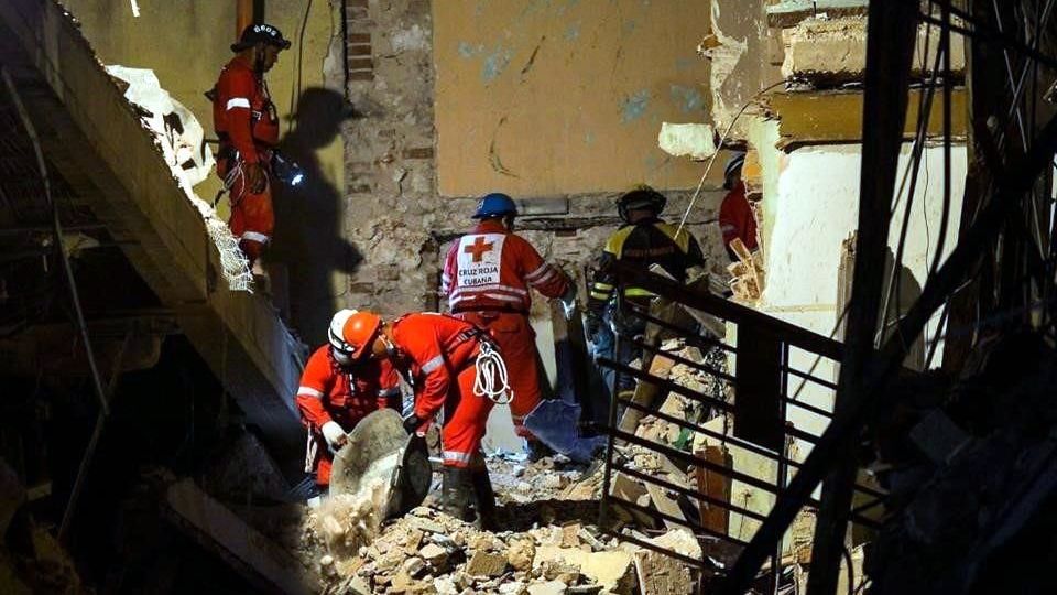 Autoridades continúan con la búsqueda de personas entre los escombros del edificio