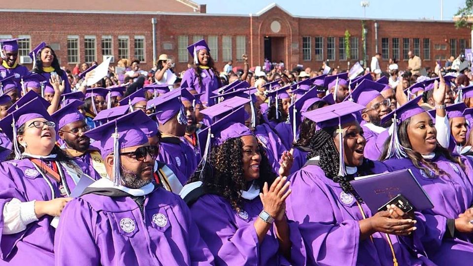 Nadie sabe quién pagó la deuda de los graduados