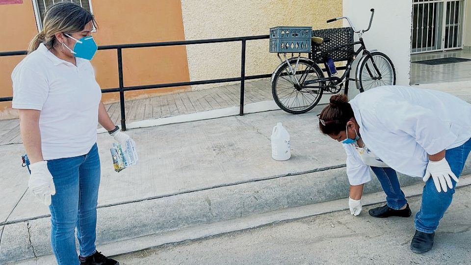 Trabajadores sanitarios recogieron colillas de cigarros como una forma de advertir sobre los daños que causa el tabaco