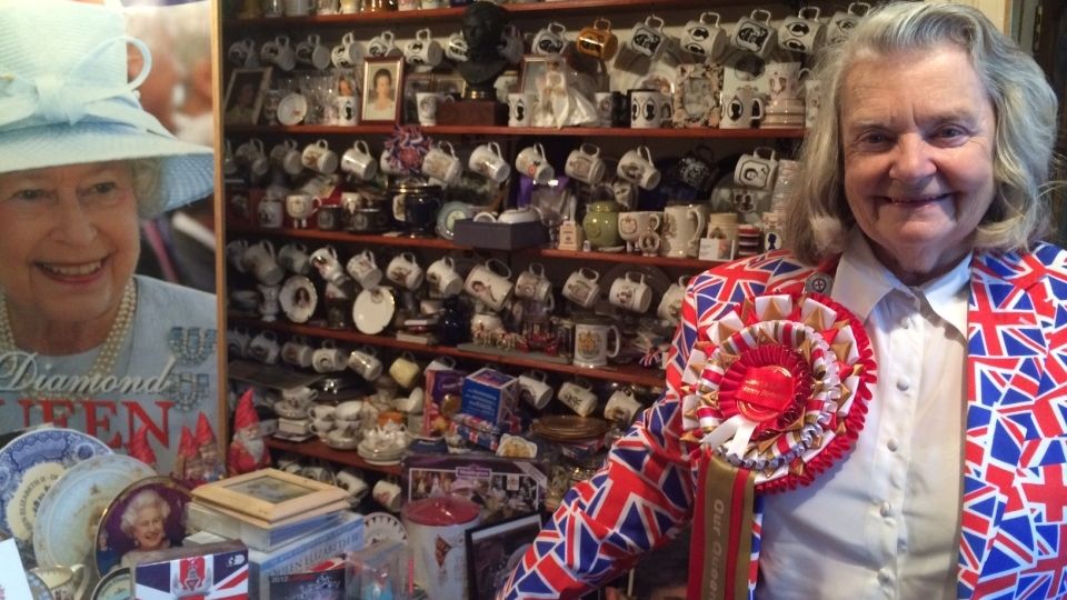 La mayor admiradora de la reina se encuentra preparada para celebrar estos años en el reinado de Inglaterra por parte de la monarca, mostrando su gran colección de más de 12 mil piezas