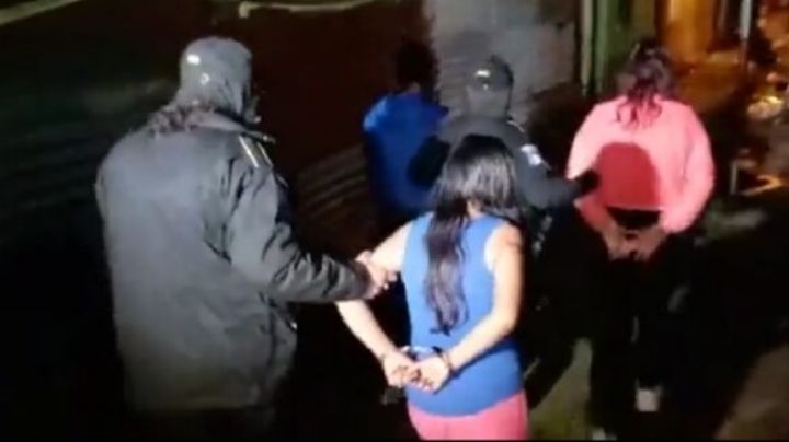 Sorprenden a dos jovencitas de 14 años cortando el cuello de un chico de 15 años