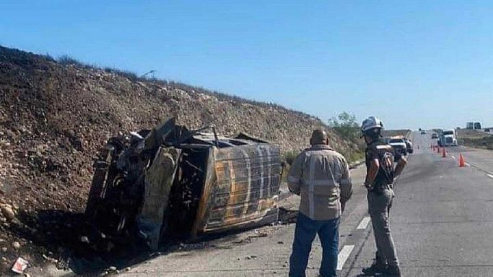 Una abuelita fallecida en la van volcada y envuelta en llamas en Vallecillo. N.L.