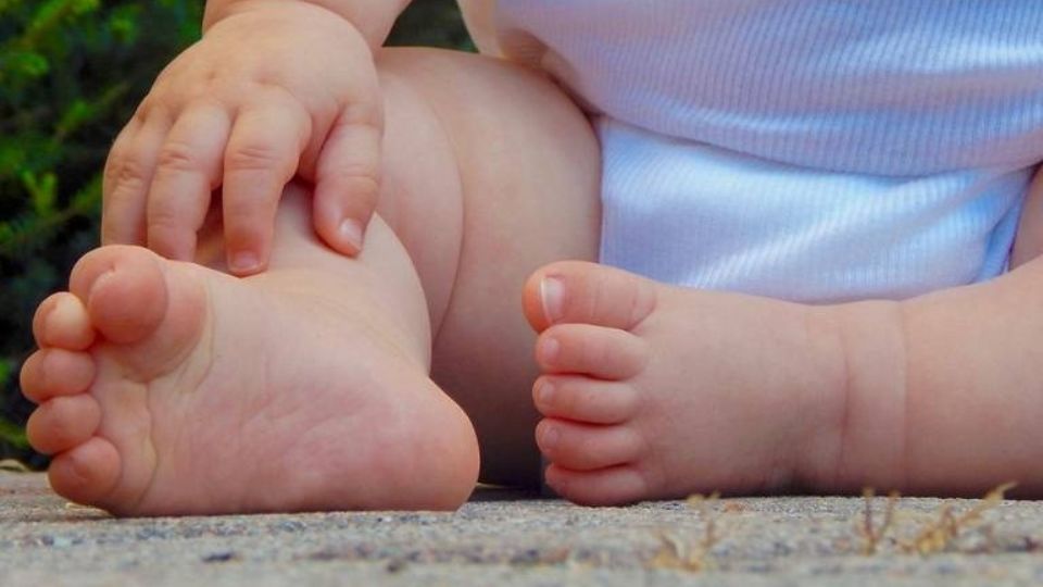 Hombre se percata y evita que la niña cruce la calle gateando