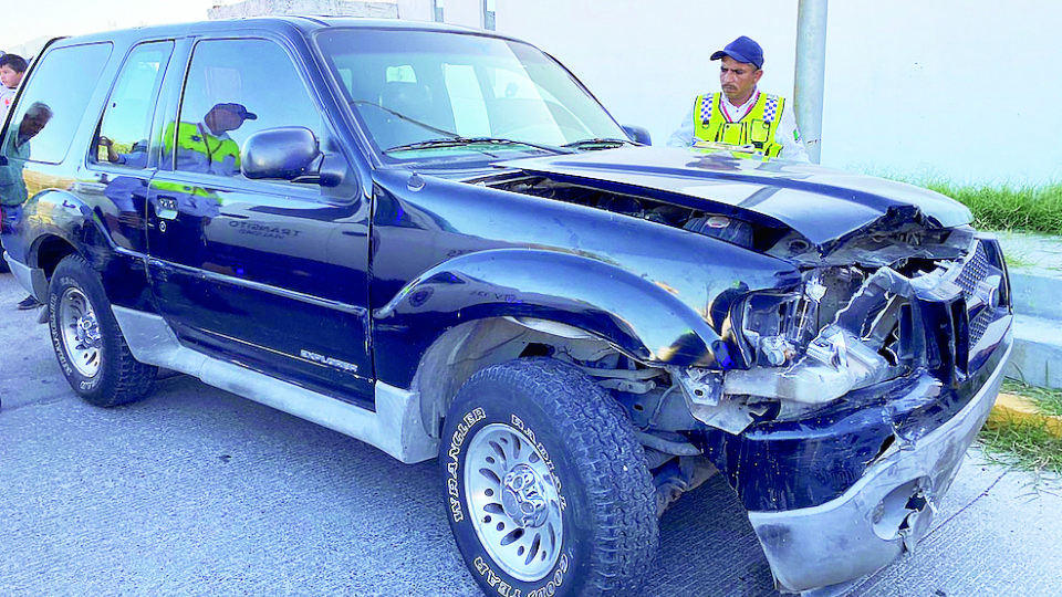 Esta camioneta resultó con daños severos. .