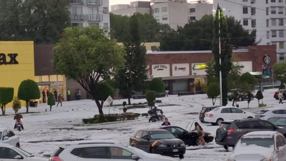 La caída de hielo en la ciudad causó caos y múltiples afectaciones en las vías primarias y secundarias, dejando a varios autos inmovilizados por minutos