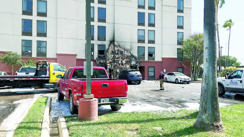 Una camioneta tipo SUV marca Infiniti, línea Crossover, de repente se incendió y como estaba pegada a la pared sur del edificio