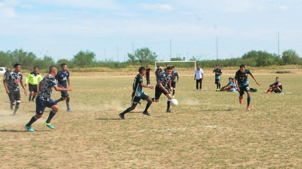 A capa y espada pelearon los jugadores por el control del esférico en la reciente jornada de la Azteca