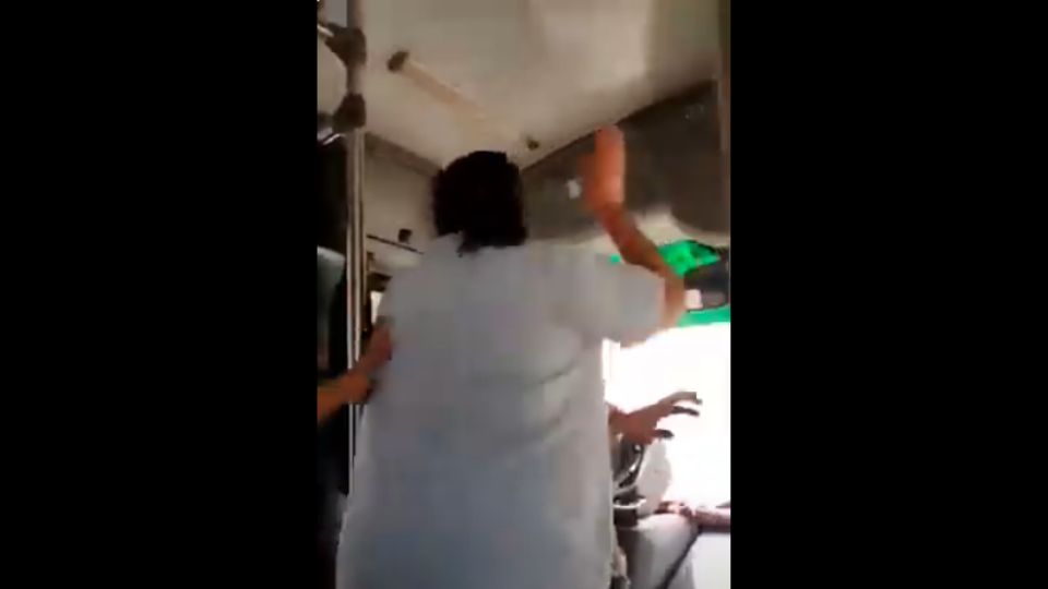 La mujer arremete contra el conductor porque no la quiso bajar en lugar prohibido