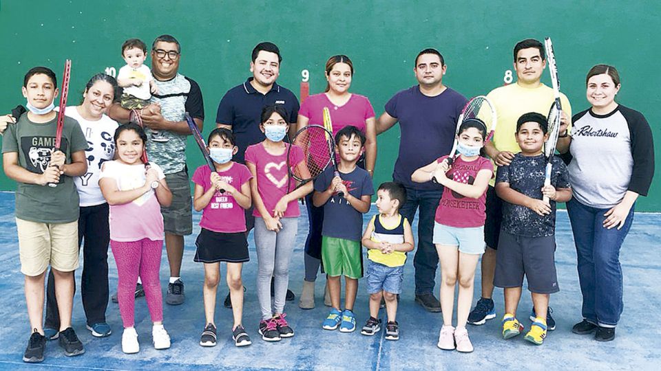 Frontenistas celebraron ayer a los papás con un torneo de frontón