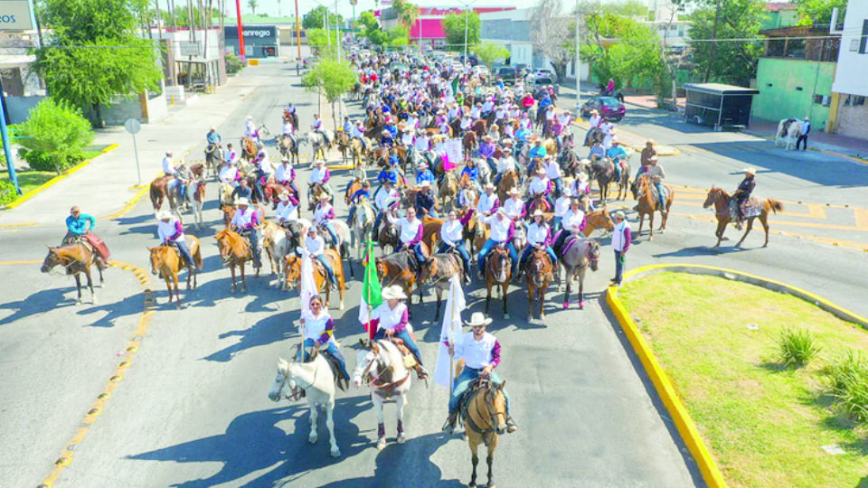 El contingente recorrió la avenida Guerrero.