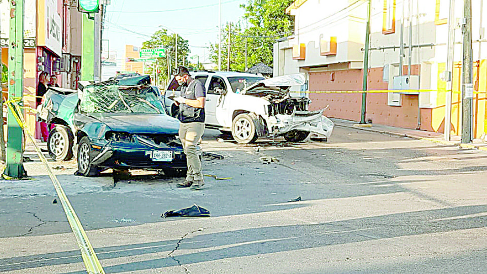 La camioneta Tahoe dio un giro y con su parte trasera pegó contra un carro Chevrolet estacionado sobre la avenida Leandro Valle.