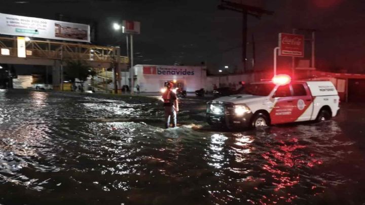Dos muertos, choques y vehículos varados en Monterrey tras tormenta
