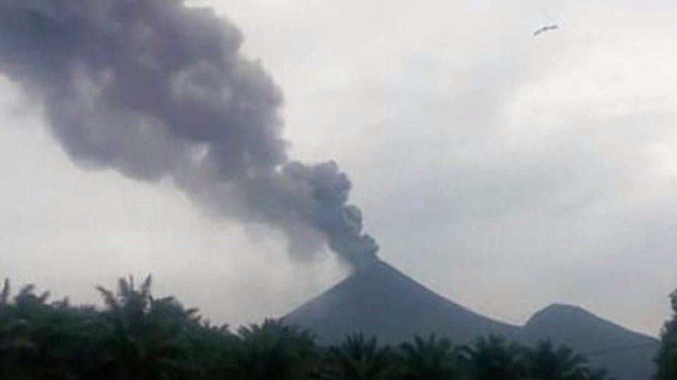 El volcán tiene una altura de 2.334 metros y es catalogado según expertos como un volcán de alto riesgo