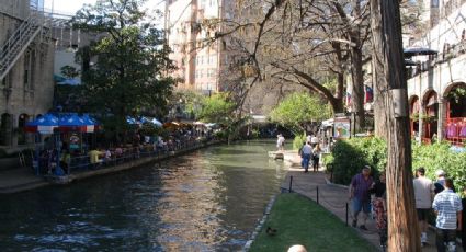 Hombre descubre cuerpo flotando en agua del River Walk en San Antonio