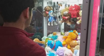 Increíble pero cierto: Niño queda atrapado DENTRO de juego de peluches de la CDMX