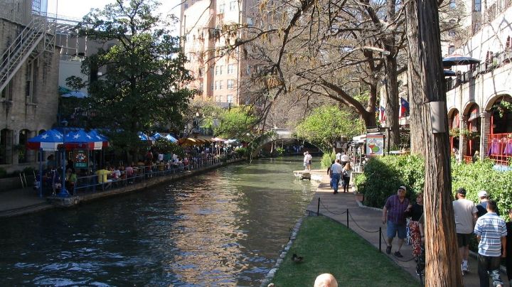 Hombre descubre cuerpo flotando en agua del River Walk en San Antonio