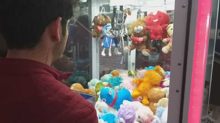 Increíble pero cierto: Niño queda atrapado DENTRO de juego de peluches de la CDMX