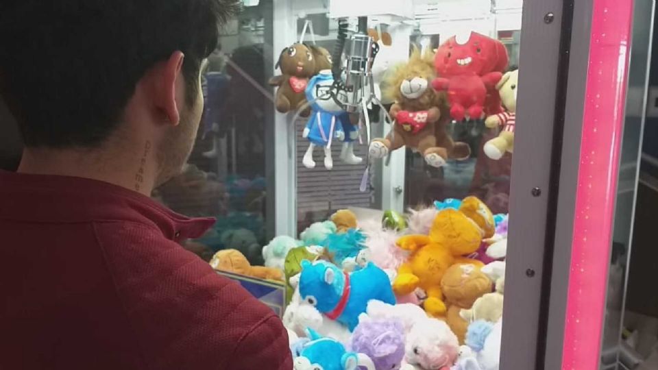 El pequeño, presumiblemente enojado por no obtener ningún premio, tomó la iniciativa y se metió a la máquina por su peluche