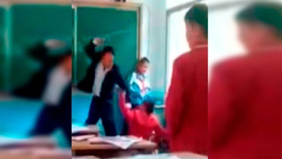 Como en los viejos tiempos, un profesor detuvo la agresión de un alumno contra su compañero, propinando el mismo golpes con un cinturón