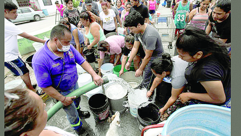 Familias regias a diario tienen que surtirse de agua de las pipas.