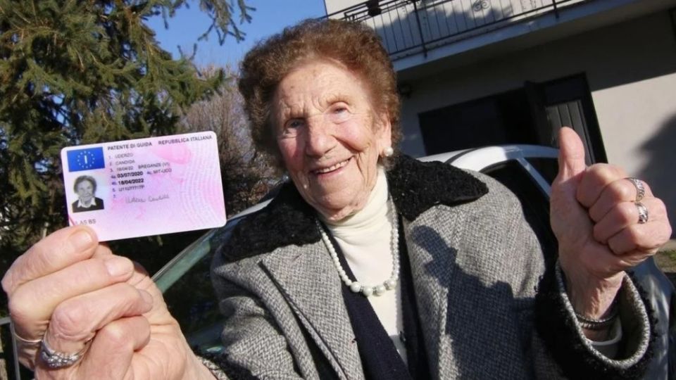 A pesar de su avanzada edad, la mujer no requiere usar lentes o tratarse de alguna enfermedad, estando inquebrantablemente sana