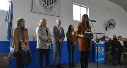 Padres abuchean a funcionaria por usar lenguaje inclusivo durante discurso en primaria