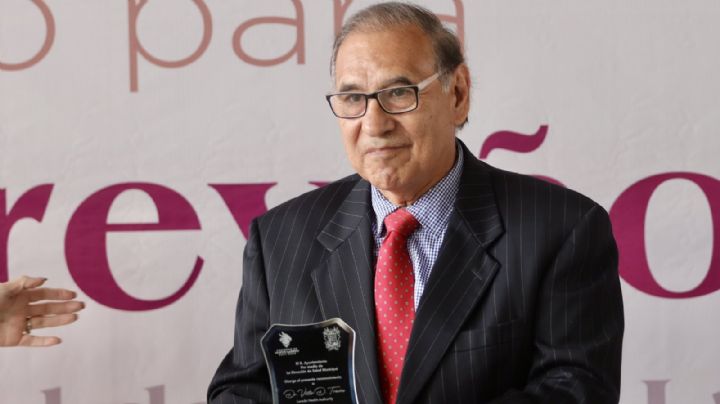 Doctor Víctor Treviño se registra para competir por la Alcaldía de Laredo Texas.