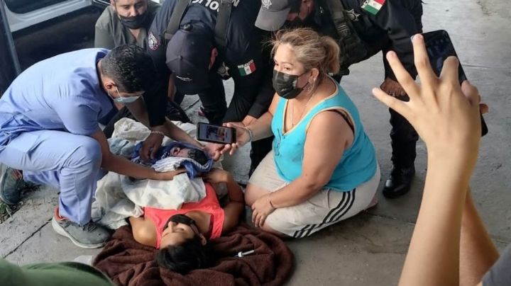 Mujer da a luz en plena calle en Nuevo León; por bloqueo de calle no pudo llegar al hospital