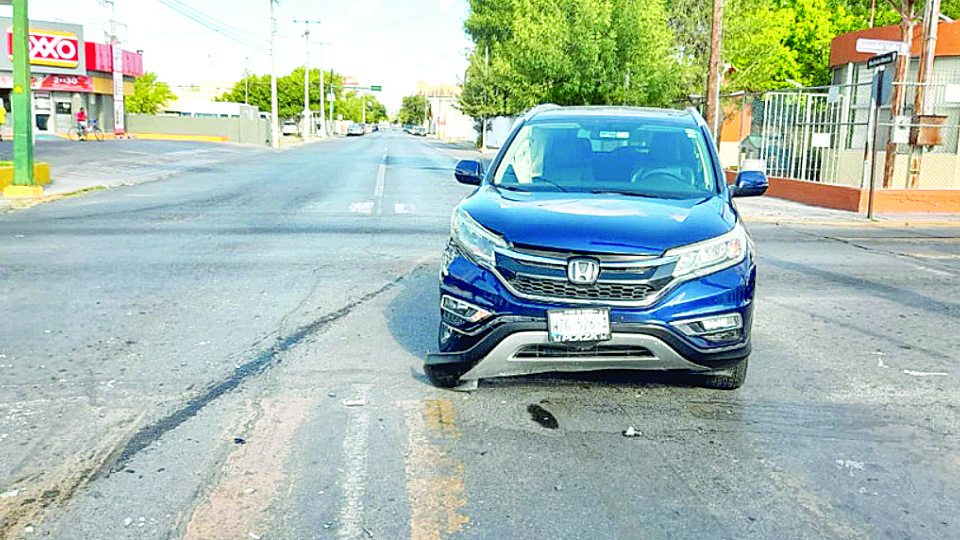 La camioneta Honda tenía la luz verde en Maclovio Herrera y Leandro Valle.