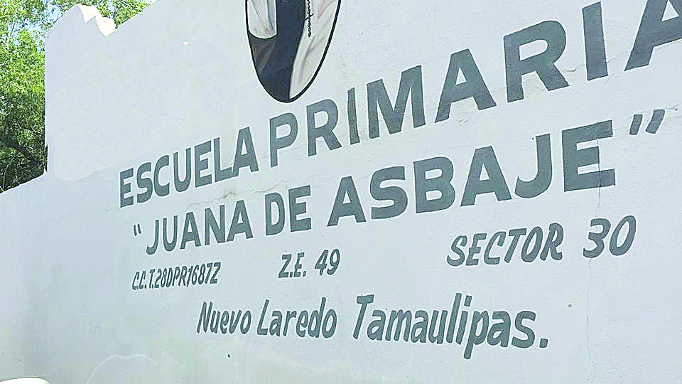 La primaria Juana de Asbaje esperó cuatro años que le entregaran computadoras, proyectores y minisplits, pero sólo hubo trapeadores y escobas.