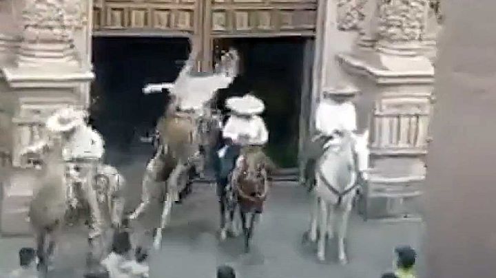 FUERTE VIDEO: Caballo aplasta a su jinete enfrente de la Catedral de Zacatecas