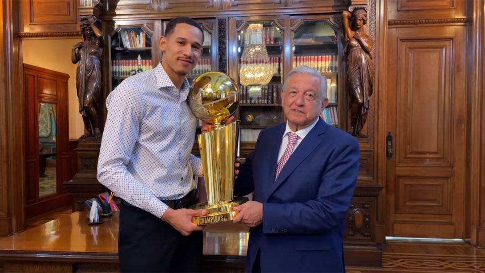 El campeón de basquetbol asistió a una reunión con el presidente en Palacio Nacional