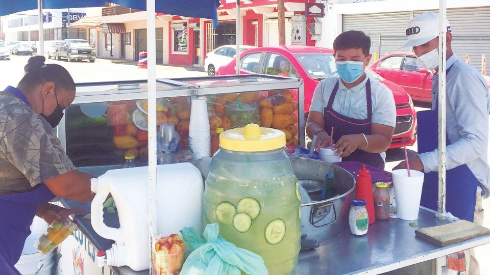 Aguas frescas, frutas y elotes son los productos que ofrece el puesto de Las Güeras