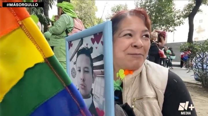VIDEO CONMOVEDOR: Madre lleva las cenizas de su hijo a Marcha LGBTIQ+ en CDMX
